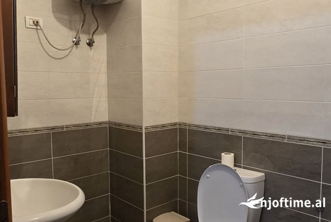 Shtepi me qera Apartament ne Tirane, 1+1, Mobilimi Pjeserisht e mobiluar, Pagesa 400  Euro.