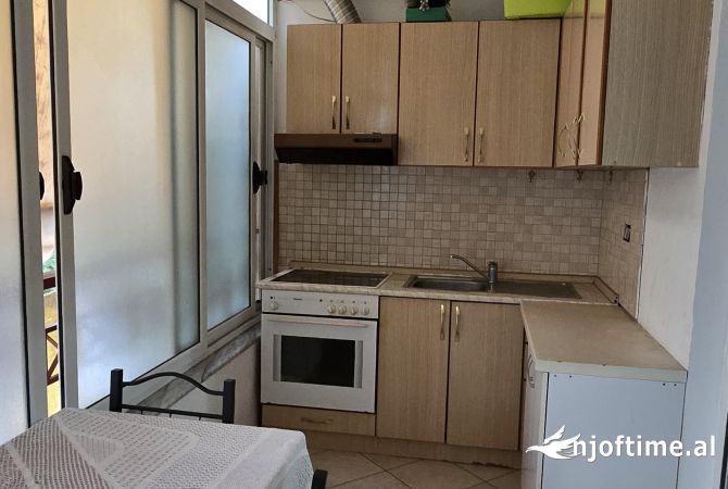 Shtepi me qera Apartament ne Tirane, 1+1, Mobilimi Pjeserisht e mobiluar, Pagesa 400  Euro.
