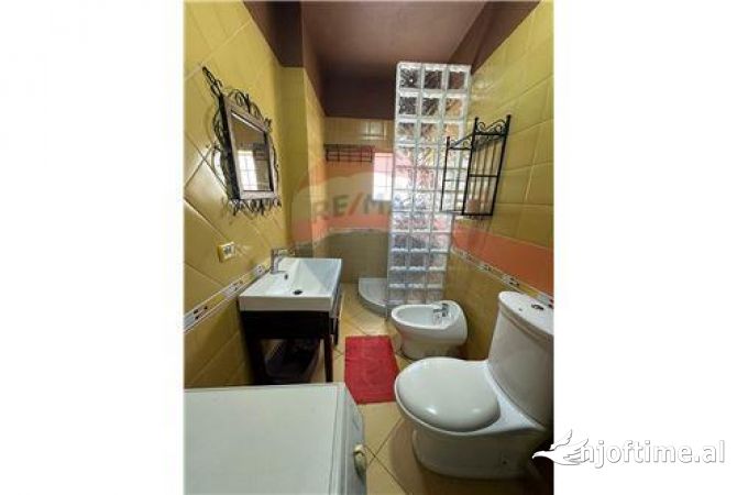 Shtepi ne shitje Apartament ne Tirane, 1+1, Mobilimi E mobiluar, Pagesa 180,000  Euro.