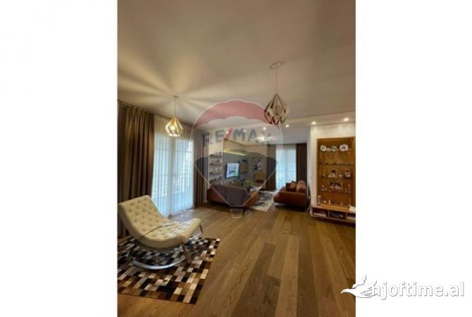 Shtepi ne shitje Apartament ne Tirane, 3+1, Mobilimi E mobiluar, Pagesa 500,000  Euro.