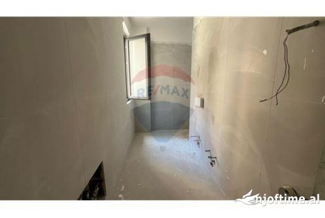 Shtepi ne shitje Apartament ne Tirane, 1+1, Mobilimi Bosh, pa mobiluar, Pagesa 103,000  Euro.