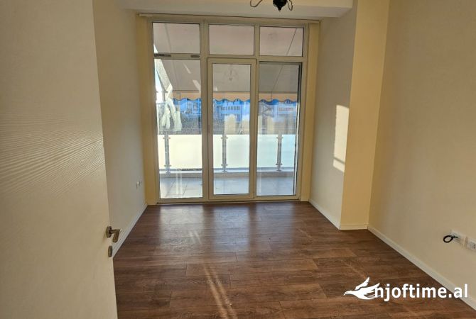 Ambient biznesi me qera 3+1 ne Tirane - 1,600 Euro