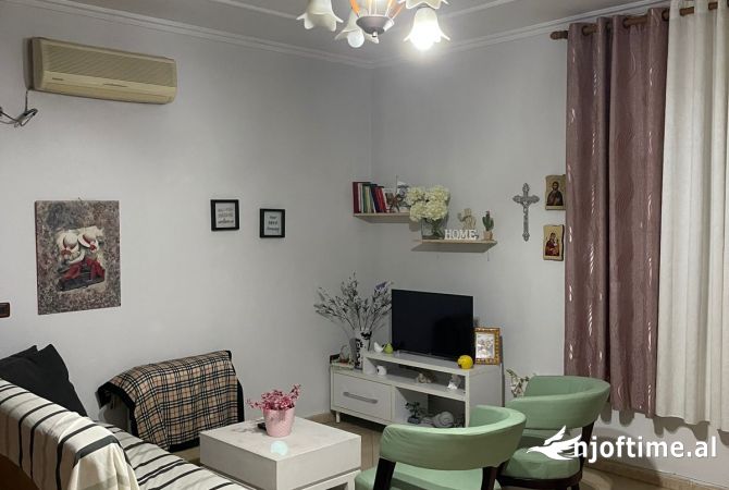 Shtepi me qera Apartament ne Tirane, 2+1, Mobilimi E mobiluar, Pagesa 450  Euro.