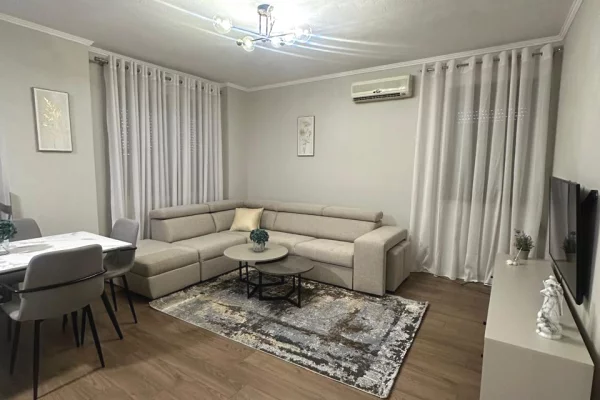 Shtepi me qera Apartament ne Tirane, 1+1, Mobilimi E mobiluar, Pagesa 800  Euro.