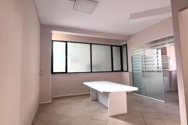 Ambient biznesi me qera 1+1 ne Tirane - 100,000 Leke