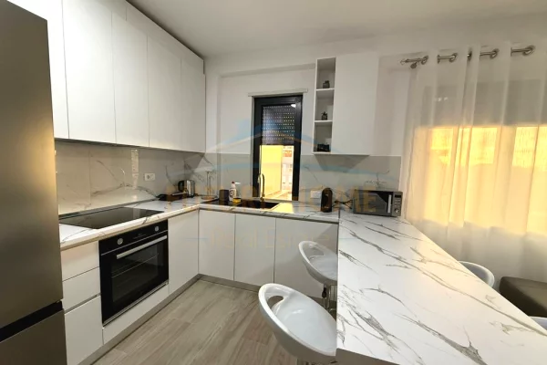 Shtepi me qera Apartament ne Tirane, 2+1, Mobilimi E mobiluar, Pagesa 1,100  Euro.