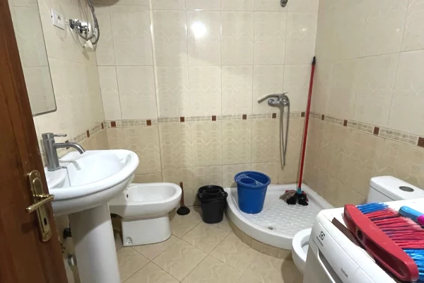 Shtepi me qera Apartament ne Tirane, 2+1, Mobilimi E mobiluar, Pagesa 350  Euro.