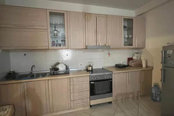 Shtepi ne shitje Apartament ne Tirane, 2+1, Mobilimi Bosh, pa mobiluar, Pagesa 170,000  Euro.