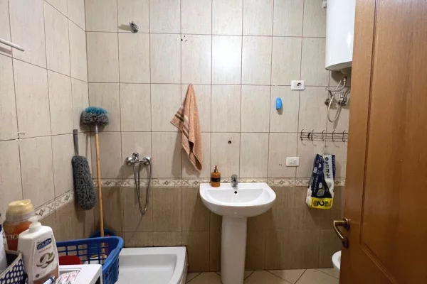 Shtepi ne shitje Apartament ne Tirane, 2+1, Mobilimi Bosh, pa mobiluar, Pagesa 170,000  Euro.
