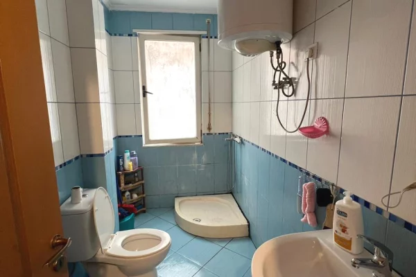 Shtepi ne shitje Apartament ne Tirane, 2+1, Mobilimi Bosh, pa mobiluar, Pagesa 170,000  Euro.