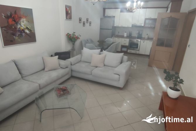 Shtepi me qera Apartament ne Tirane, 2+1, Mobilimi E mobiluar, Pagesa 1,000  Euro.