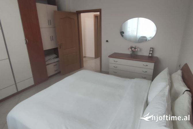 Shtepi me qera Apartament ne Tirane, 2+1, Mobilimi E mobiluar, Pagesa 1,000  Euro.