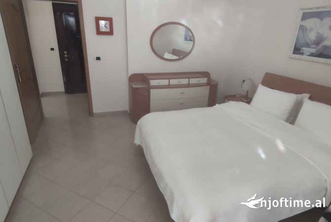 Shtepi me qera Apartament ne Tirane, 2+1, Mobilimi E mobiluar, Pagesa 1,000  Euro.