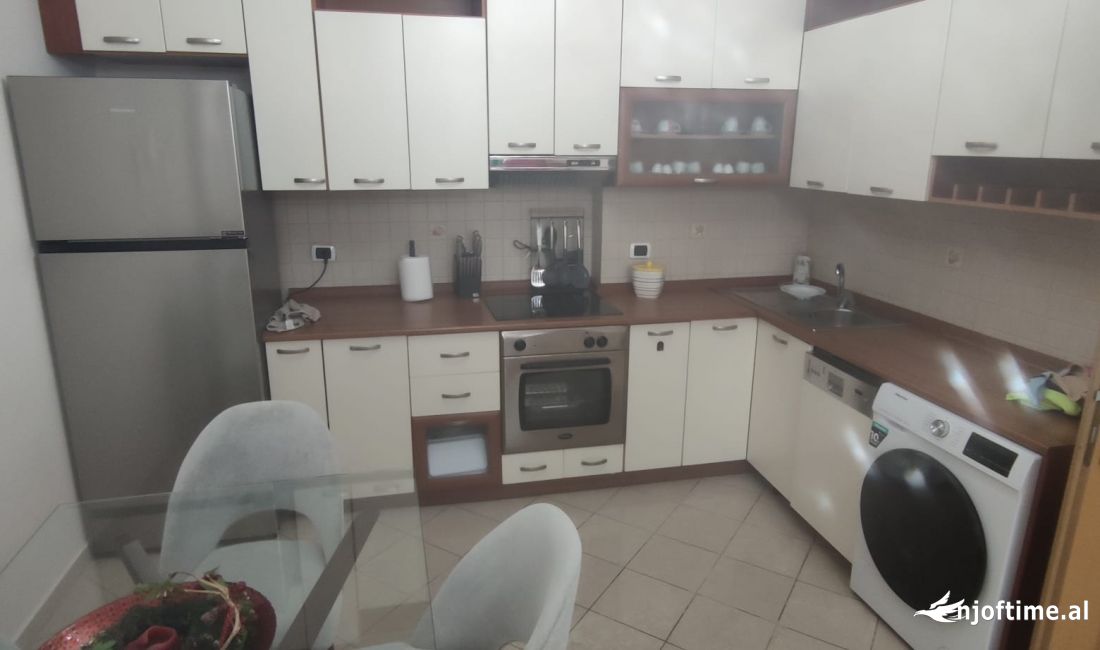 Shtepi me qera Apartament ne Tirane, 2+1, Mobilimi E mobiluar, Pagesa 1,000  Euro.