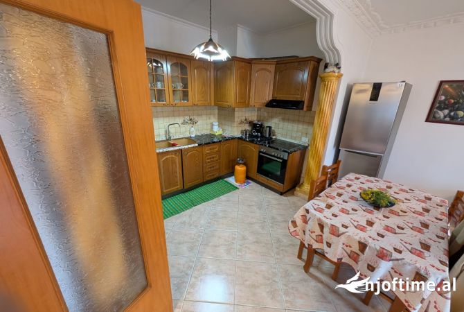 Shtepi me qera Apartament ne Tirane, 2+1, Mobilimi E mobiluar, Pagesa 650  Euro.