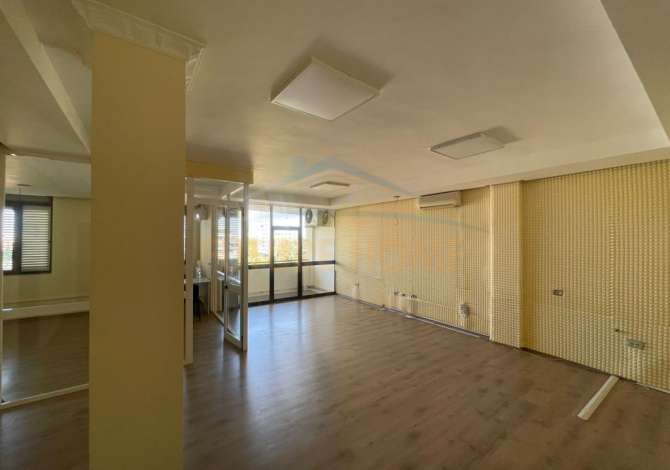 Ambient biznesi me qera 3+1 ne Tirane - 1,300 Euro