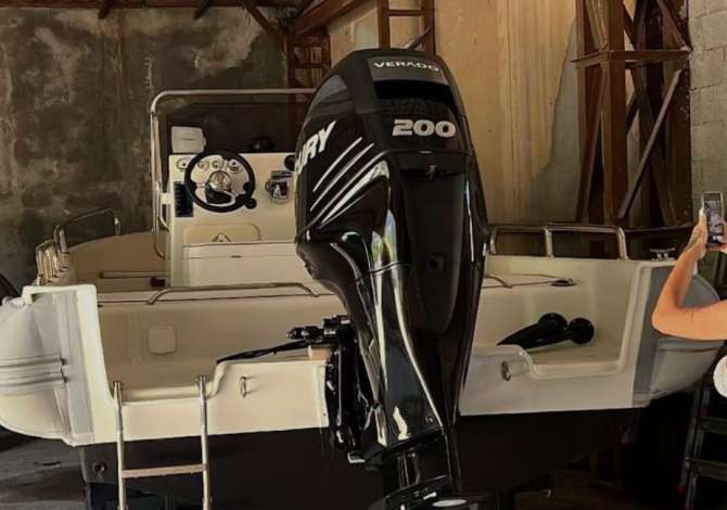 Shitet Gomone e markes Marshall