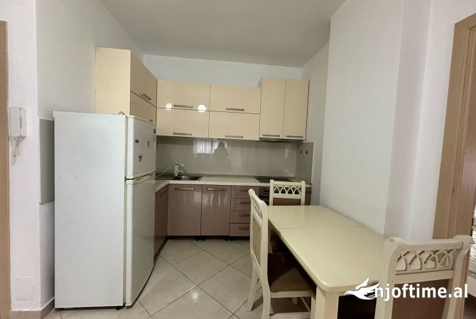 Shtepi me qera Apartament ne Tirane, 2+1, Mobilimi E mobiluar, Pagesa 450  Euro.