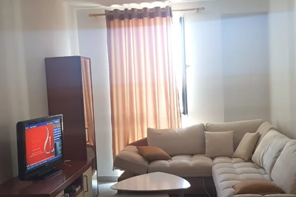 OKAZION! Kompleksi Turdiu, Fusha e Aviacionit Apartament 1+1 per qera. Cmimi 40.000 Lek.