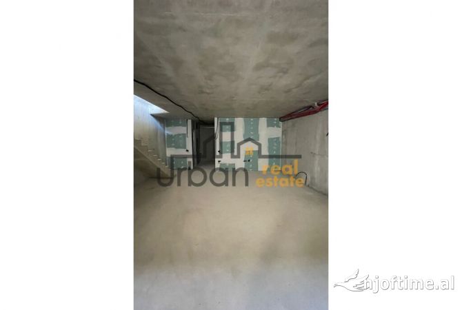 Shtepi ne shitje Vila Luksoze ne Tirane, 6+1, Mobilimi Bosh, pa mobiluar, Pagesa 800,000  Euro.