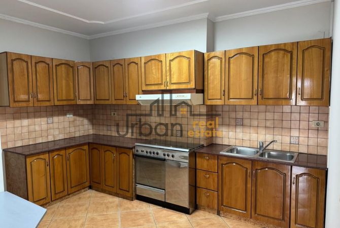 Ambient biznesi me qera 3+1 ne Tirane - 1,800 Euro
