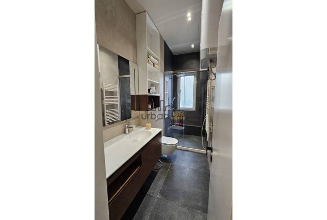 Shtepi ne shitje Apartament ne Tirane, 3+1, Mobilimi E mobiluar, Pagesa 320,000  Euro.