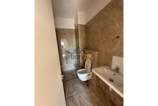 Ambiente Commerciale in Affitto 3+1 a Tirana - 650 Euro