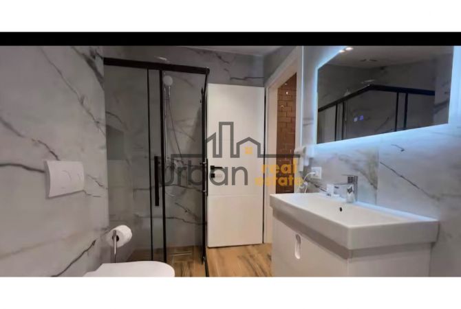 Ambiente Commerciale in Vendita 5+1 a Tirana - 532,000 Euro
