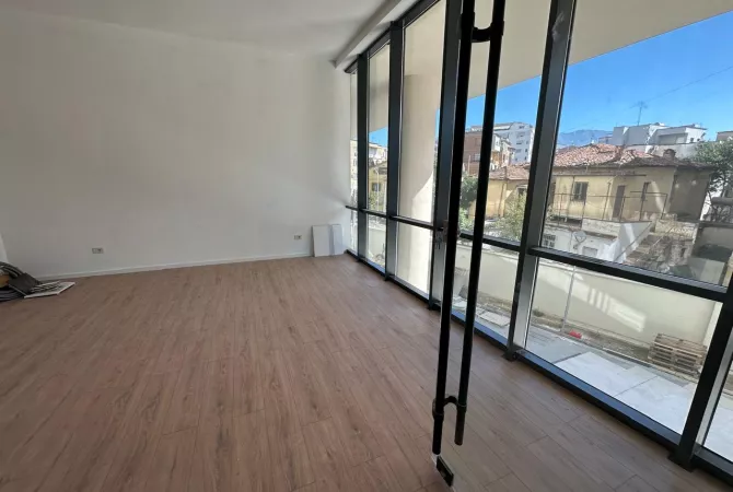 Ambient biznesi me qera 3+1 ne Tirane - 1,000 Euro