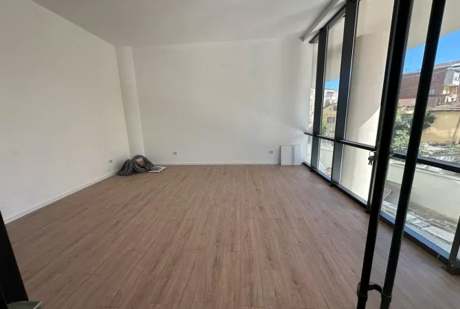 Ambient biznesi me qera 3+1 ne Tirane - 1,000 Euro