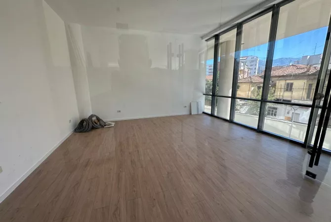 Ambient biznesi me qera 3+1 ne Tirane - 1,000 Euro
