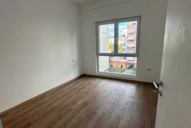 Ambient biznesi me qera 3+1 ne Tirane - 600 Euro