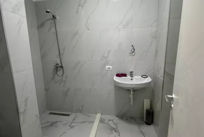 Ambient biznesi me qera 3+1 ne Tirane - 600 Euro