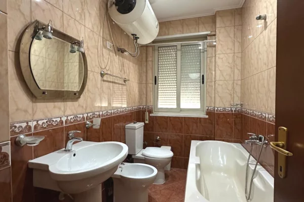 Shtepi me qera 3+1 ne Tirane - 900 Euro