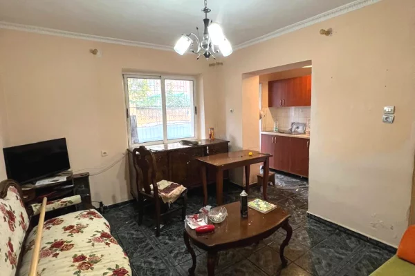 Shtepi me qera Apartament ne Tirane, 2+1, Mobilimi Bosh, pa mobiluar, Pagesa 1,000  Euro.