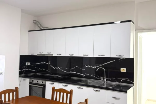 Shtepi ne shitje Apartament ne Tirane, 2+1, Mobilimi E mobiluar, Pagesa 105,000  Euro.