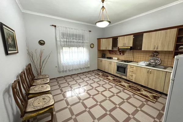 Shtepi me qera 2+1 ne Tirane - 550 Euro