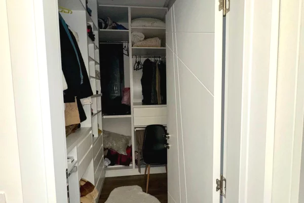 Shtepi ne shitje Apartament ne Tirane, 3+1, Mobilimi E mobiluar, Pagesa 255,000  Euro.