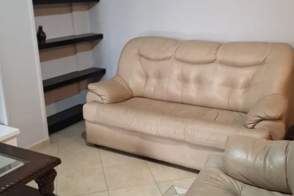 Shtepi me qera Apartament ne Tirane, 2+1, Mobilimi E mobiluar, Pagesa 700  Euro.