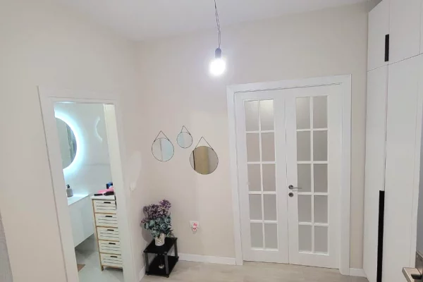 Shtepi ne shitje Apartament ne Tirane, 1+1, Mobilimi E mobiluar, Pagesa 180,000  Euro.