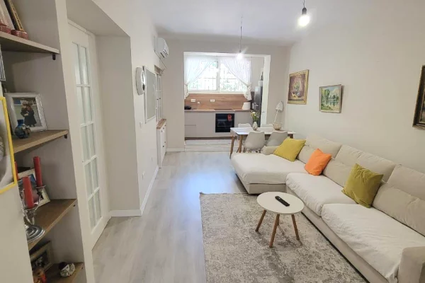 Shtepi ne shitje Apartament ne Tirane, 1+1, Mobilimi E mobiluar, Pagesa 180,000  Euro.