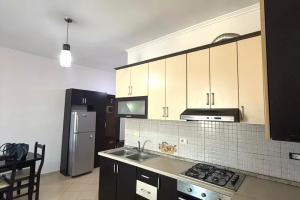 Shtepi ne shitje Apartament ne Tirane, 2+1, Mobilimi E mobiluar, Pagesa 125,000  Euro.