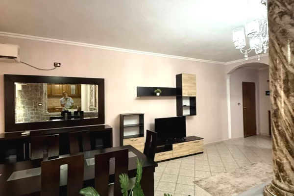 Shtepi me qera Apartament ne Tirane, 2+1, Mobilimi E mobiluar, Pagesa 650  Euro.