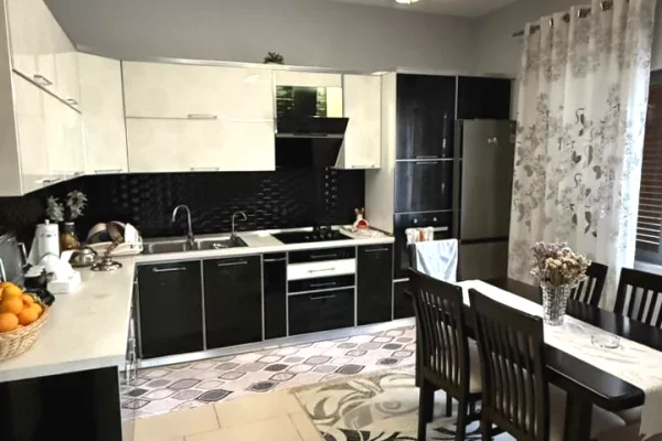 Shtepi ne shitje Shtepi Private ne Tirane, 2+1, Mobilimi E mobiluar, Pagesa 150,000  Euro.