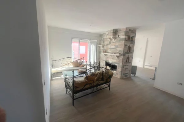 Ambient biznesi me qera 3+1 ne Tirane - 800 Euro