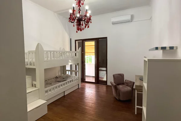 Shtepi me qera 2+1 ne Tirane - 1,200 Euro