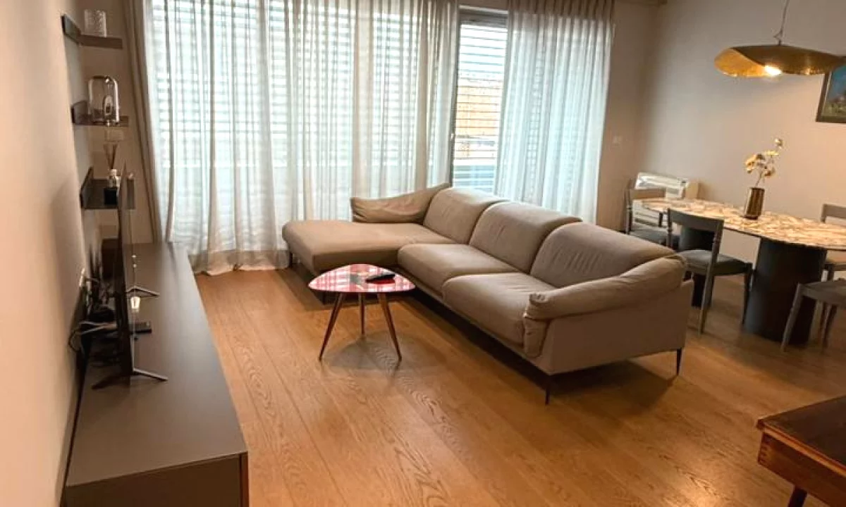 Shtepi me qera Apartament ne Tirane, 3+1, Mobilimi E mobiluar, Pagesa 1,300  Euro.