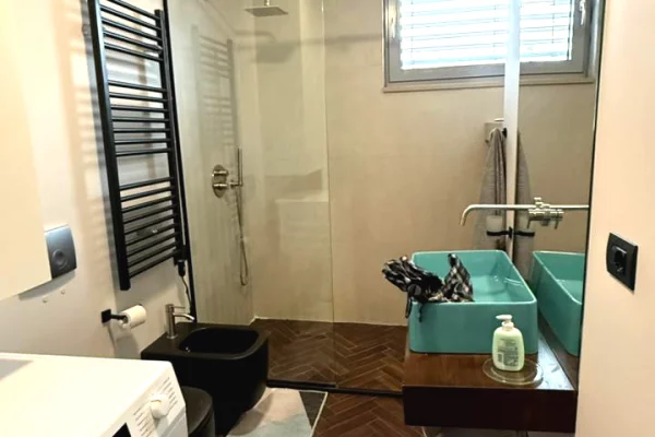 Shtepi me qera Apartament ne Tirane, 3+1, Mobilimi E mobiluar, Pagesa 1,300  Euro.