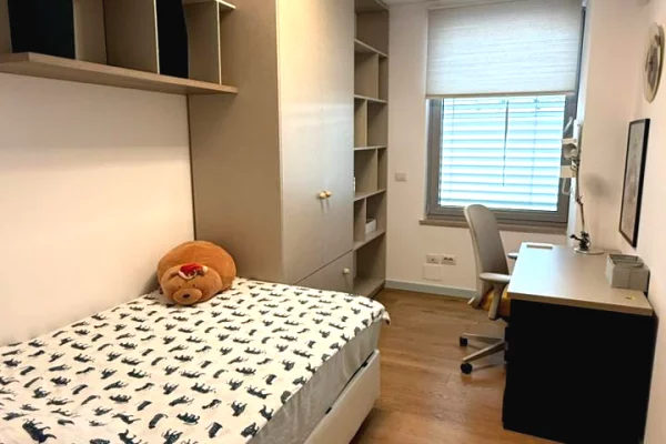 Shtepi me qera Apartament ne Tirane, 3+1, Mobilimi E mobiluar, Pagesa 1,300  Euro.