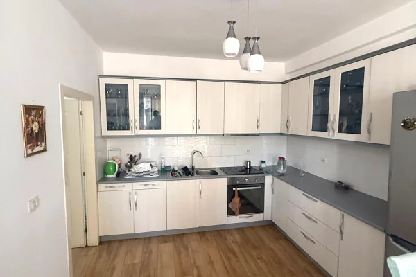Shtepi ne shitje Apartament ne Tirane, 1+1, Mobilimi E mobiluar, Pagesa 115,000  Euro.